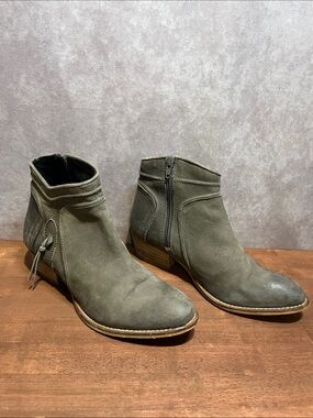 Rebel’s Olive Green Gray Suede Ankle Boots size 7.5